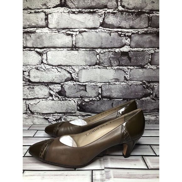Salvatore Ferragamo Brown Leather Almond Toe Pump Heels Women Sz 8AAA US/38.5 - Picture 9 of 16